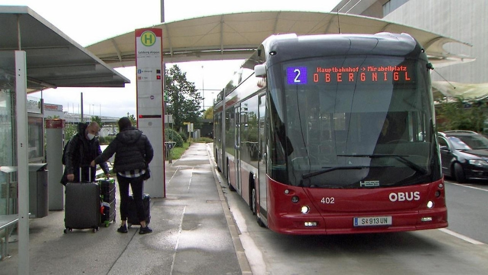 Xe bu&yacute;t c&ocirc;ng cộng di chuyển từ s&acirc;n bay Salzburg về trung t&acirc;m th&agrave;nh phố