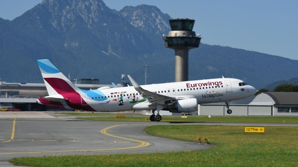 M&aacute;y bay của c&aacute;c h&atilde;ng h&agrave;ng kh&ocirc;ng hạ c&aacute;nh tại s&acirc;n bay Salzburg