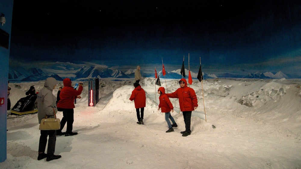Du kh&aacute;ch trải nghiệm b&atilde;o tuyết m&ocirc; phỏng tại International Antarctic Centre Christchurch