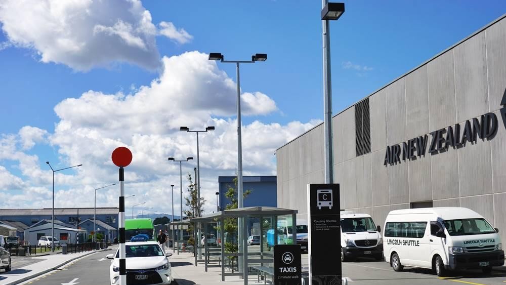 Khu vực nh&agrave; ga v&agrave; phương tiện đ&oacute;n kh&aacute;ch tại s&acirc;n bay Christchurch