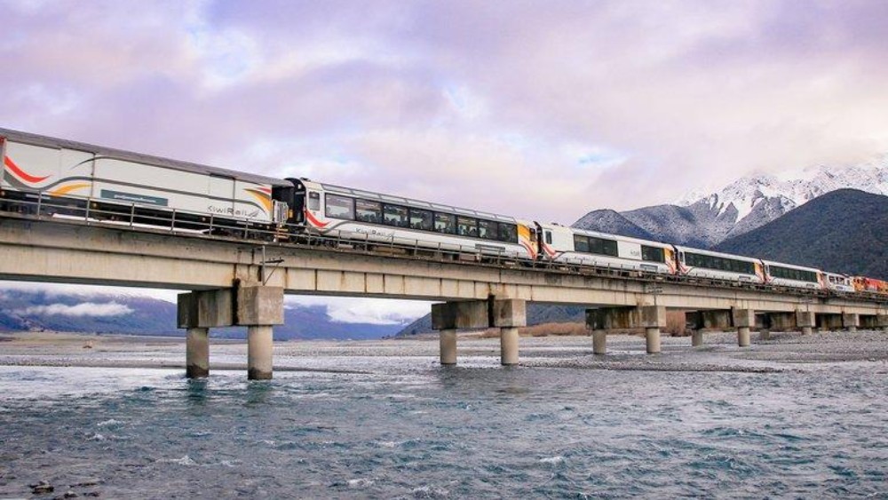 T&agrave;u TranzAlpine chạy qua thung lũng v&agrave; d&atilde;y Nam Alps ở New Zealand