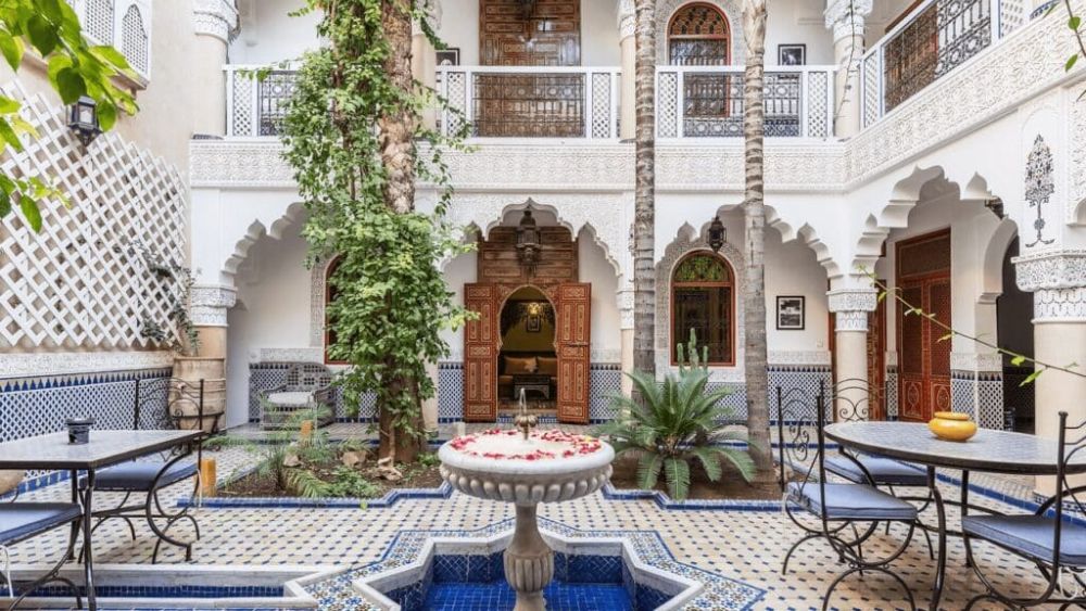 Riad truyền thống với s&acirc;n trong v&agrave; đ&agrave;i phun nước tại Marrakech Morocco