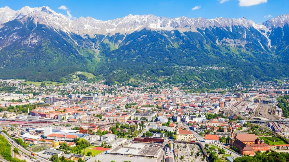 To&agrave;n cảnh th&agrave;nh phố Innsbruck với d&atilde;y Alps, s&acirc;n bay  v&agrave; m&aacute;y bay  (Nguồn: Internet)