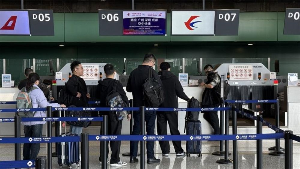 H&agrave;nh kh&aacute;ch l&agrave;m thủ tục check-in Shanghai Airlines tại s&acirc;n bay